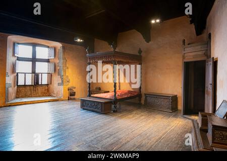 Medieval Bedroom in Fénis Castle (in italiano: Castello di Fénis, in francese: Château de Fénis) è un castello medievale italiano situato nella città di Fénis Val Foto Stock