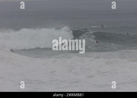 21 febbraio 2024, NazarÃ, Portogallo: Un surfista di onde giganti cavalca un'onda durante una sessione di surf a Praia do Norte a NazarÃ (immagine di credito: © Diogo Baptista/SOPA Images via ZUMA Press Wire) SOLO PER USO EDITORIALE! Non per USO commerciale! Foto Stock