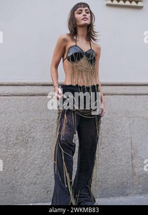 Milano, . 21 febbraio 2024. Ospiti, fashion blogger, modelle per strada il primo giorno della Milano Fashion Week collezioni donna autunno inverno 2024/2025 credito: Agenzia fotografica indipendente/Alamy Live News Foto Stock