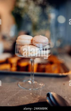 I deliziosi macaron messi in un bicchiere Foto Stock