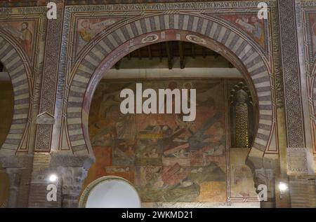 Spagna, Toledo. Chiesa di San Román. Costruito in stile Mudejar nel XIII secolo. Dipinti sul muro meridionale raffiguranti la Resurrezione dei morti. Angeli annunciano l'arrivo del giudizio universale. Foto Stock