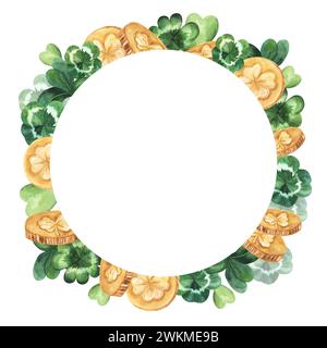 St Cornice rotonda per il giorno del Patrizio con foglie di shamrock e monete d'oro. Acquerello disegnato a mano isolato su sfondo bianco. Cartolina, striscione, poster, opuscolo Foto Stock