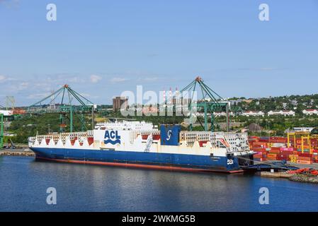 Halifax, Canada - 31 luglio 2023: La nave portacontainer ACL Atlantic Sail, con base a Malta, ormeggiata al Fairview Cove Container Terminal nel letto Foto Stock