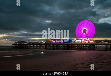 Molo centrale di Blackpool al crepuscolo Foto Stock