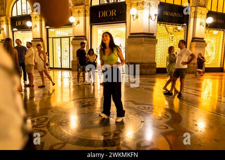 La Galleria Vittoria Emanuele II, un centro commerciale di lusso costruito nel XIX secolo e adiacente al Duomo, è ricoperto di acciaio e vetro, conferita Foto Stock