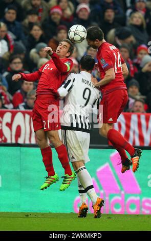 Philipp LAHM FC Bayern MŸnchen Alvaro Morata ( Juventus Torino ) Xabi Alonso FC Bayern MŸnchen Fussball Championsleague FC Bayern MŸnchen - Juventus Torino 16 Bayern monaco Saison 2015 / 2016 final © diebilderwelt / Alamy Stock Foto Stock