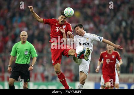 v.l.: Mario Gomez ( FC Bayern ) , Xabi Alonso ( Real Madrid ) Fussball UEFA Championsleague Halbfinale Hinspirel : FC Bayern MŸnchen - Real Madrid 2:1 17.4.2012 © diebilderwelt / Alamy Stock Foto Stock