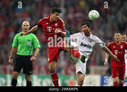 v.l.: Mario Gomez ( FC Bayern ) , Xabi Alonso ( Real Madrid ) Fussball UEFA Championsleague Halbfinale Hinspirel : FC Bayern MŸnchen - Real Madrid 2:1 17.4.2012 © diebilderwelt / Alamy Stock Foto Stock