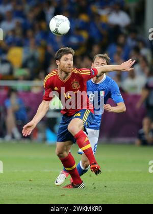 Xabi Alonso ( ESP ), Claudio Marchisio ( ITA ) Fussball EM 2012 finale : spagnolo - Italiano 4:0 finale : Spagna - italia 4:0 Kiew 1.7.2012 © diebilderwelt / Alamy Stock Foto Stock