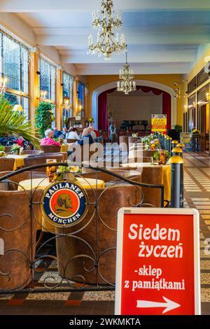 Polanica-Zdroj, Polonia - 21 ottobre 2023: Bellissimo interno della sala principale in un edificio con sala pompe di acqua minerale con un grande caffè con molti tavoli e s Foto Stock
