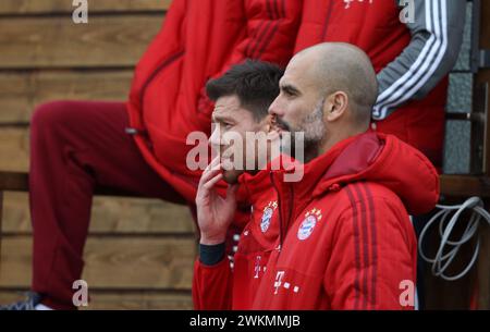 Allenatore Pep Josep Guardiola FC Bayern MŸnchen Munich und Xabi Alonso FC Bayern MŸnchen schauen sich das U19 spiel gegen TSV 1860 MŸnchen An FC Bayern MŸnchen Training 1 Fussball Bundesliga Saison 2015 / 2016 © diebilderwelt / Alamy Stock Foto Stock