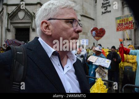 Il secondo giorno dell'udienza per l'estradizione presso le Corti reali di giustizia, Kristinn Hrafnsson si dirige verso l'ingresso dei tribunali Foto Stock