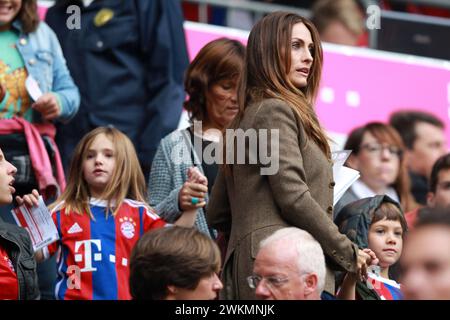 Frau von Xabi Alonso FC Bayern MŸnchen Nagore Aramburu mit Kinder und Mutter 1 Bundesliga Fussball FC Bayern MŸnchen - VFB Stoccarda 2:0 Saison 2014/ 2015 © diebilderwelt / Alamy Stock Foto Stock