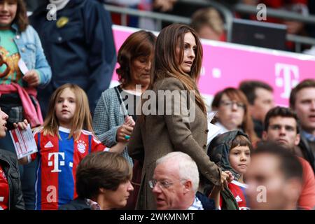 Frau von Xabi Alonso FC Bayern MŸnchen Nagore Aramburu mit Kinder und Mutter 1 Bundesliga Fussball FC Bayern MŸnchen - VFB Stoccarda 2:0 Saison 2014/ 2015 © diebilderwelt / Alamy Stock Foto Stock