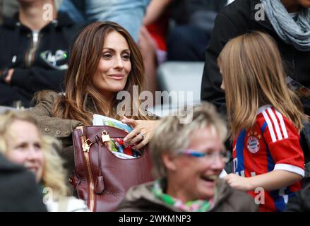 Frau von Xabi Alonso FC Bayern MŸnchen Nagore Aramburu mit Kinder 1 Bundesliga Fussball FC Bayern MŸnchen - VFB Stuttgart 2:0 Saison 2014/ 2015 © diebilderwelt / Alamy Stock Foto Stock