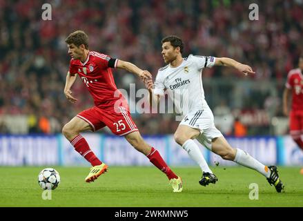 Thomas MŸller Mueller FC Bayern MŸnchen gegen Xabi Alonso Real Madrid Fussball Championsleague semiHalbfinale Saison 2013 / 2014 FC Bayern MŸnchen - Real Madrid 0: 4 © diebilderwelt / Alamy Stock Foto Stock