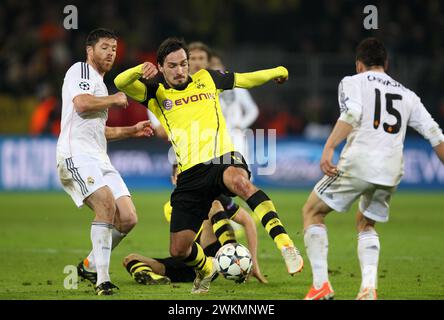 Mats Hummels ( Borussia Dortmund ) gegen Xabi Alonso (li. Real Madrid ), Daniel Carvajal (19 Real Madrid ) fu§ball UEFA Championsleague Viertelfinale RŸckspiel : Borussia Dortmund - Real Madrid 2:0 © diebilderwelt / Alamy Stock Foto Stock