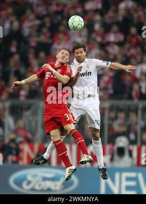 Bastian SCHWEINSTEIGER FC Bayern MŸnchen gegen Xabi Alonso Real Madrid Fussball Championsleague Halbfinale FC Bayern MŸnchen - Real Madrid 2:1 2011 / 2012 17.4.2012 Championslegue semifinale FC Bayern monaco - Real Madrid © diebilderwelt / Alamy Stock Foto Stock