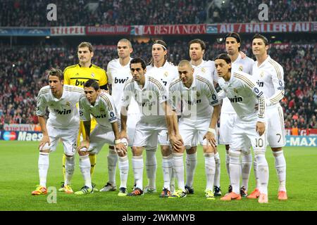 Teamfoto Real Madrid ... Hinten v.l. Iker Casillas Real Madrid , Pepe Real Madrid , Sergio Ramos Real Madrid , Xabi Alonso Real Madrid , Sami Khedira Real Madrid , Cristiano Ronaldo Real Madrid vorne v.l. Fabio Coentrao Real Madrid , Angel di Maria Real Madrid , Alvaro Arbeloa Real Madrid und Karim Benzema Real Madrid und Mesut Oezil …zil Real Madrid Fussball Championsleague Halbfinale FC Bayern MŸnchen - Real Madrid 2:1 2011 / 2012 17.4.2012 Championslegue semifinale FC Bayern monaco - Real Madrid © diebilderwelt / Alamy Stock Foto Stock