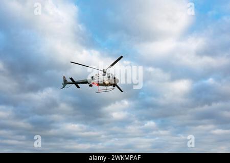 Lake Elsinore, CALIFORNIA, USA - 19 febbraio 2024: L'elicottero Riverside County Sheriffs vola sopra Lake Elsinore, C. Foto Stock