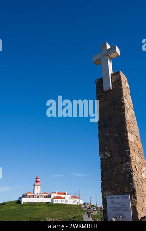 Il faro di Cabo da Roca sopra l'Oceano Atlantico, nell'estensione più occidentale del Portogallo e dell'Europa continentale. Foto Stock