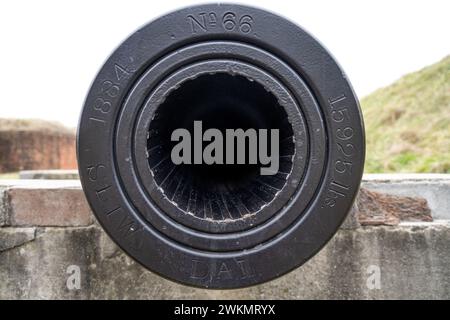 Bocca del cannone n. 66 cannone S.B.I. W. D.A.I. costruito nel 1884 con un peso di 15.925 libbre. Situato sulla Water Battery di Fort McHenry Foto Stock