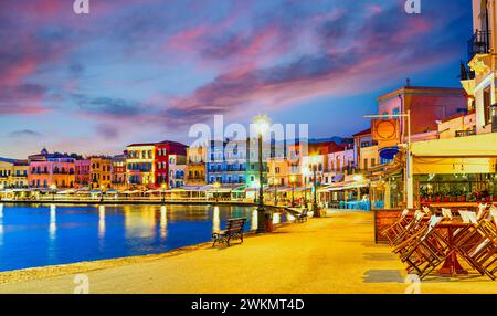 Chania, Creta, Grecia: Antico porto veneziano all'alba con strade vuote, Europa Foto Stock
