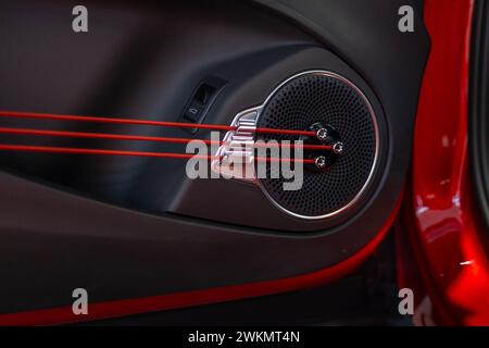 Comandi dell'impianto audio sulla portiera del conducente, interruttori fisici a pulsante della strumentazione, joystick, BYD interna Atto 3 Electric Car, tecnologia EV Automotive in Foto Stock