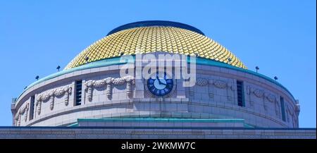 Cupola a cupola sul tetto del tribunale della contea di Sterns, un edificio in stile Beaux-Arts costruito nel 1921; in un cielo blu luminoso giorno estivo a St Nuvola, Minn Foto Stock