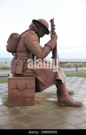 Tommy, una statua alta 9 piedi e 5' di un soldato della prima guerra mondiale dell'artista Ray Lonsdale, esposta vicino al monumento alla guerra di Seaham, sulla Terrace Green, Regno Unito Foto Stock