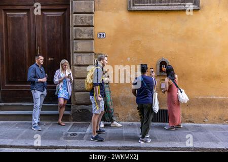 Diverse vetrate del vino, tra cui quella di Babae, si trovano ancora in funzione a Firenze, dove la gente si riunisce per ordinare vino in tutto il da Foto Stock