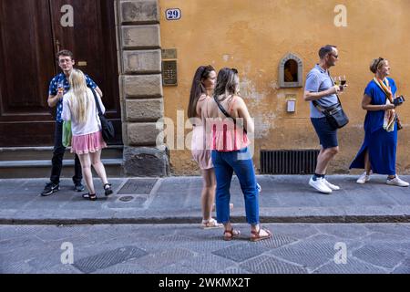 Diverse vetrate del vino, tra cui quella di Babae, si trovano ancora in funzione a Firenze, dove la gente si riunisce per ordinare vino in tutto il da Foto Stock