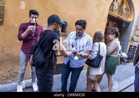 Diverse vetrate del vino, tra cui quella di Babae, si trovano ancora in funzione a Firenze, dove la gente si riunisce per ordinare vino in tutto il da Foto Stock