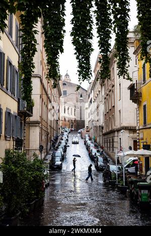 Le stradine strette e tortuose del quartiere Monti, il quartiere più antico di Roma, attirano la moda alla ricerca di negozi vintage ed è un favore Foto Stock