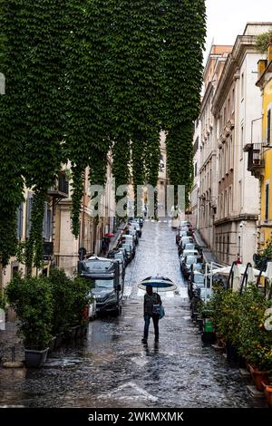 Le stradine strette e tortuose del quartiere Monti, il quartiere più antico di Roma, attirano la moda alla ricerca di negozi vintage ed è un favore Foto Stock