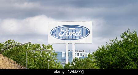 Colonia, Germania 13 luglio 2023: Grande cartello pubblicitario della Ford Motor Company di fronte allo stabilimento di colonia Foto Stock