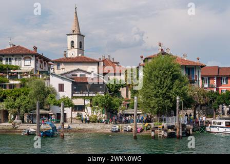 Vista della minuscola isola dei pescatori sul Lago maggiore, nel nord Italia Foto Stock