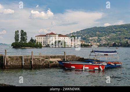 Molo sull'isola dei pescatori con l'Isola bella sullo sfondo, sul lago maggiore Foto Stock