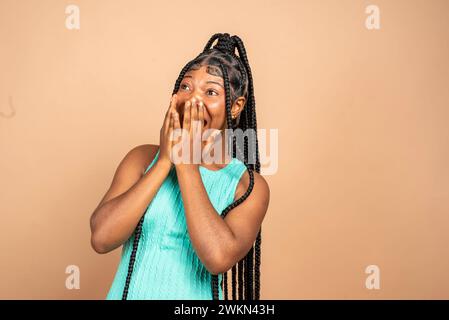 Sorpresa giovane donna che urla per sfondo. Guardando la telecamera Foto Stock