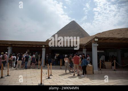 Cairo, Egitto. 24 marzo 2023. In attesa di avventura: I turisti si allineano per dare un'occhiata alle iconiche Piramidi di Giza (immagine di credito: © Katrina Kochneva/ZUMA Press Wire) SOLO PER USO EDITORIALE! Non per USO commerciale! Foto Stock