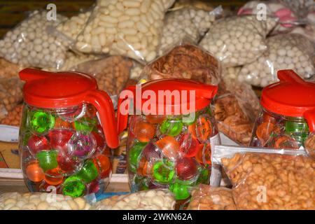 12 maggio 2023. Oreos, vista di pile di spuntini del mercato allineati. Niente persone, Wonosobo, Indonesia Foto Stock
