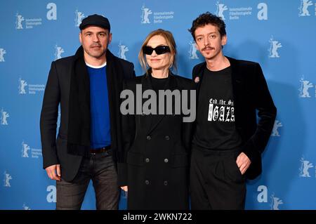 Stephane Rideau, Isabelle Huppert und Nahuel Perez Biscayart bei der Premiere des Kinofilms Les gens dÃ CÃ tÃ / My New Friends auf der Berlinale 2024 / 74. Internationale Filmfestspiele Berlin im Zoo Palast. Berlino, 19.02.2024 *** Stephane Rideau, Isabelle Huppert e Nahuel Perez Biscayart alla prima del lungometraggio Les gens dÃ CÃ tÃ My New Friends al Berlinale 2024 74 Berlin International Film Festival allo Zoo Palast di Berlino, 19 02 2024 foto:XR.xHeinex/xFuturexImagex Friends 4109 Foto Stock