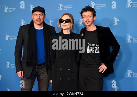 Stephane Rideau, Isabelle Huppert und Nahuel Perez Biscayart bei der Premiere des Kinofilms Les gens dÃ CÃ tÃ / My New Friends auf der Berlinale 2024 / 74. Internationale Filmfestspiele Berlin im Zoo Palast. Berlino, 19.02.2024 *** Stephane Rideau, Isabelle Huppert e Nahuel Perez Biscayart alla prima del lungometraggio Les gens dÃ CÃ tÃ My New Friends al Berlinale 2024 74 Berlin International Film Festival allo Zoo Palast di Berlino, 19 02 2024 foto:XR.xHeinex/xFuturexImagex Friends 4108 Foto Stock