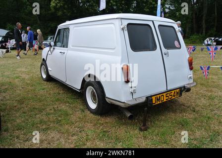 Un mini van Austin Morris del 1981 parcheggiato in mostra al 48th Historic Vehicle Gathering, Powderham, Devon, Inghilterra, Regno Unito. Foto Stock