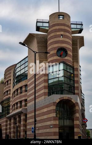 LONDRA, INGHILTERRA - 26 APRILE 2023: Moderno edificio bicolore, numero 1 di pollame nella City di Londra Foto Stock