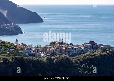 L'opportunità di fare un'escursione nelle cinque Terre lungo sentieri secolari per capre con viste incredibili del Mediterraneo attira escursionisti, gente del posto e tour seri Foto Stock