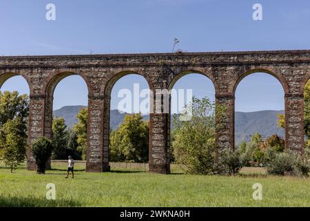 L'Acquedotto di Nottolini è un acquedotto e punto di riferimento vicino a Lucca, in Italia. La struttura ottocentesca portava l'acqua a Lucca dalle montagne e dal serv Foto Stock