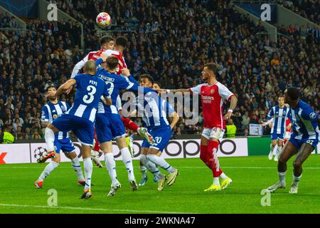 Porto, Portogallo. 21 febbraio 2024. Dura disputa all'interno dell'area di Porto durante la partita di andata della Champions League del 16° turno tra FC Porto e Arsenal allo stadio Dragão di Porto il 21 febbraio 2024 (Jose Salgueiro/SPP) (Jose Salgueiro/SPP) credito: SPP Sport Press Photo. /Alamy Live News Foto Stock