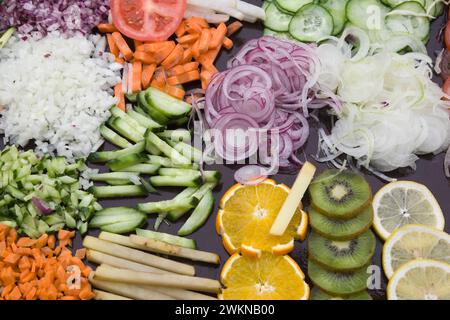 Primo piano di frutta e verdura a fette su sfondo nero, Piazza Marienplatz, Monaco, Germania Foto Stock