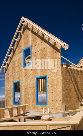 Struttura in legno a due piani in costruzione. Foto Stock